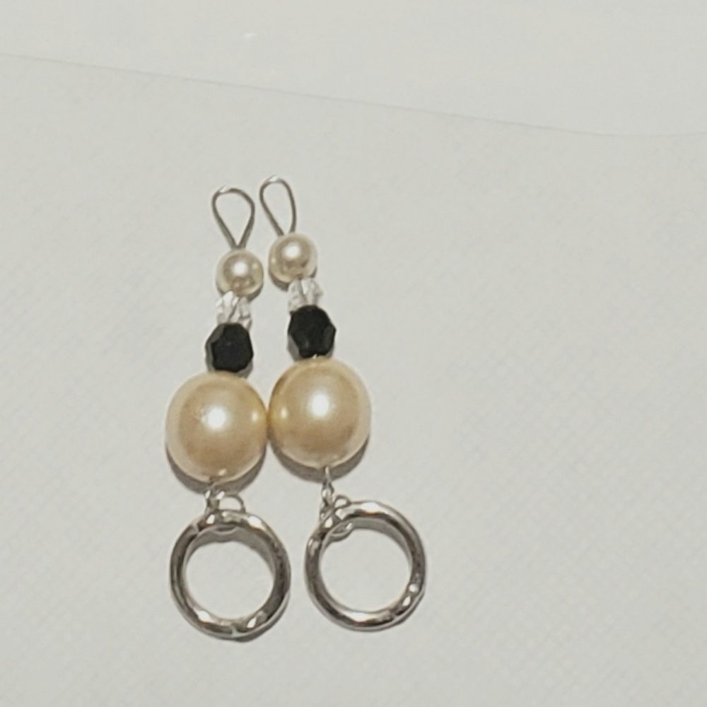 Dangle pearl earrings